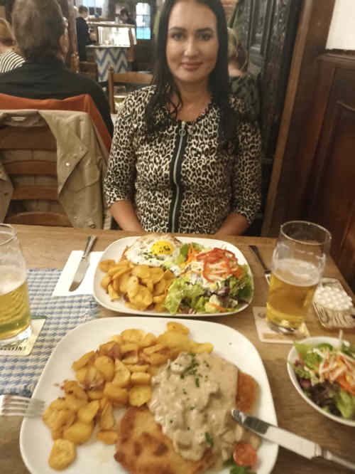 Bild von Lena im Restaurant